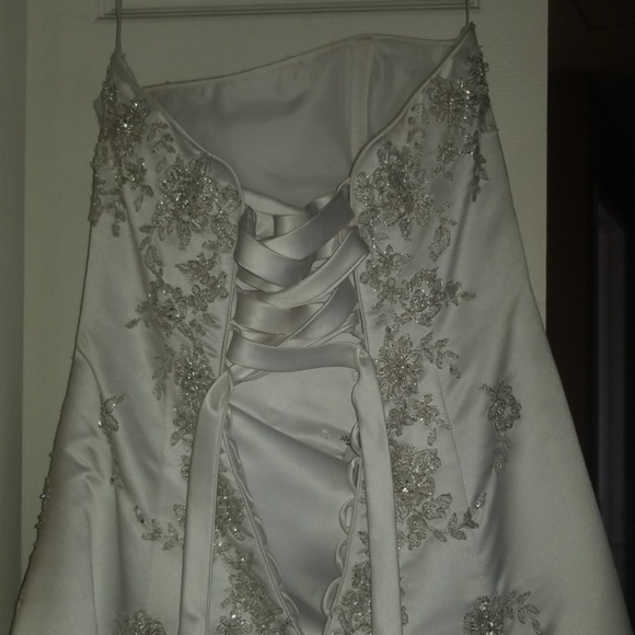 A line wearing dress - Picture 5 of 8